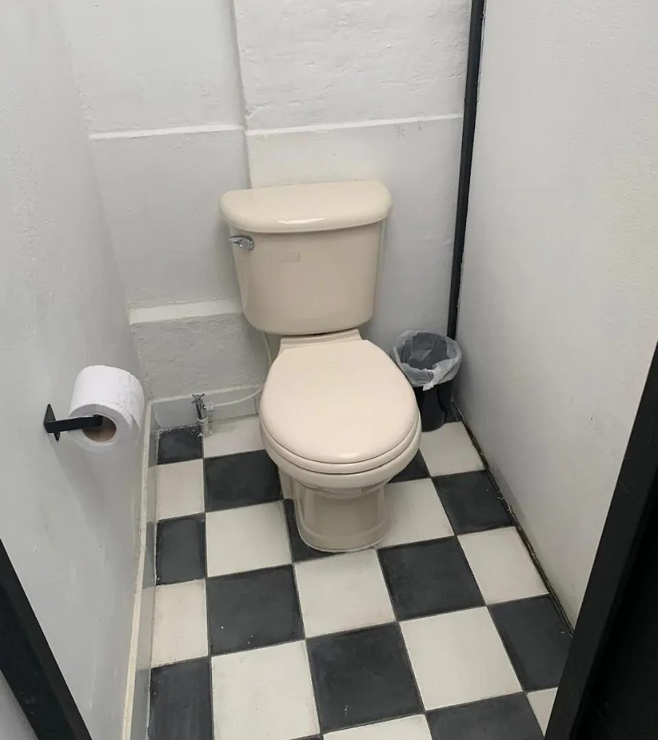 Πανσιόν Lucca Hostel Μεντεγίν
