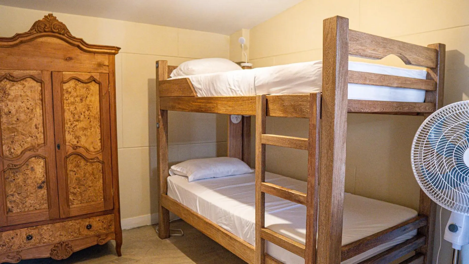 בית הארחה Lucca Hostel מדיין