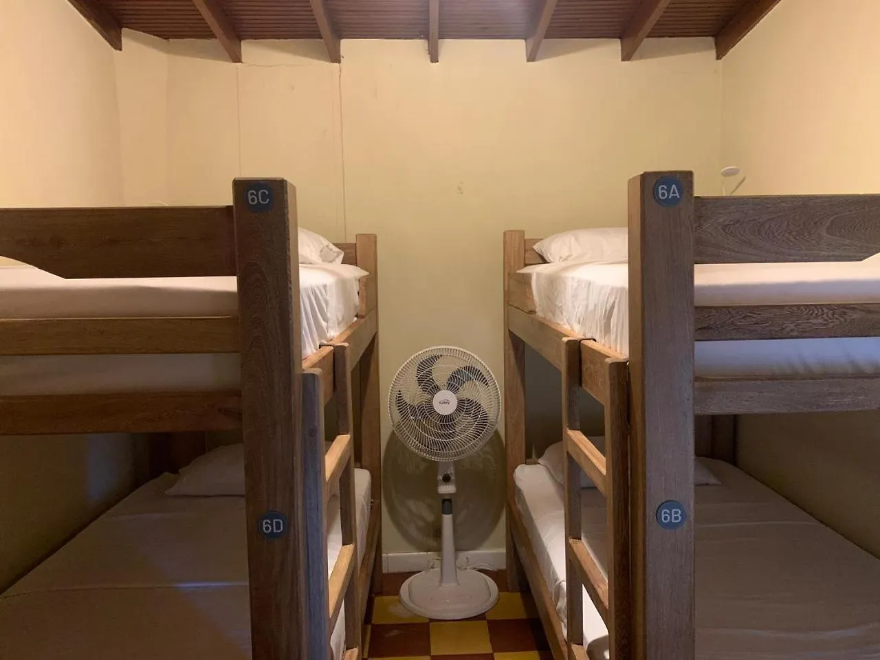 Lucca Hostel Μεντεγίν 0*,