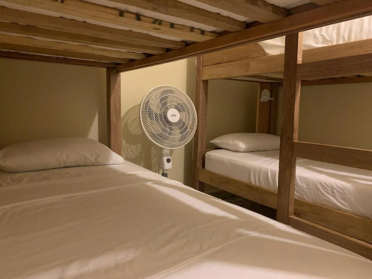 Lucca Hostel Μεντεγίν Πανσιόν