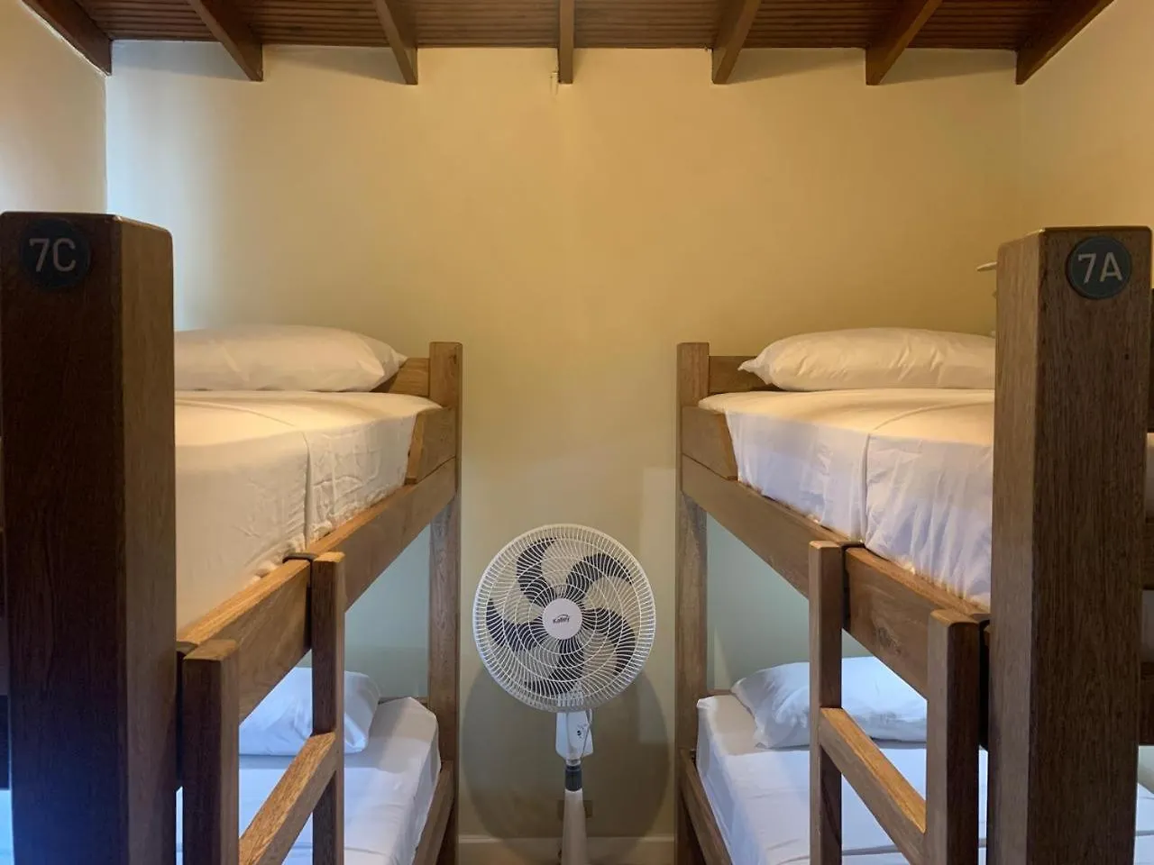Lucca Hostel מדיין בית הארחה