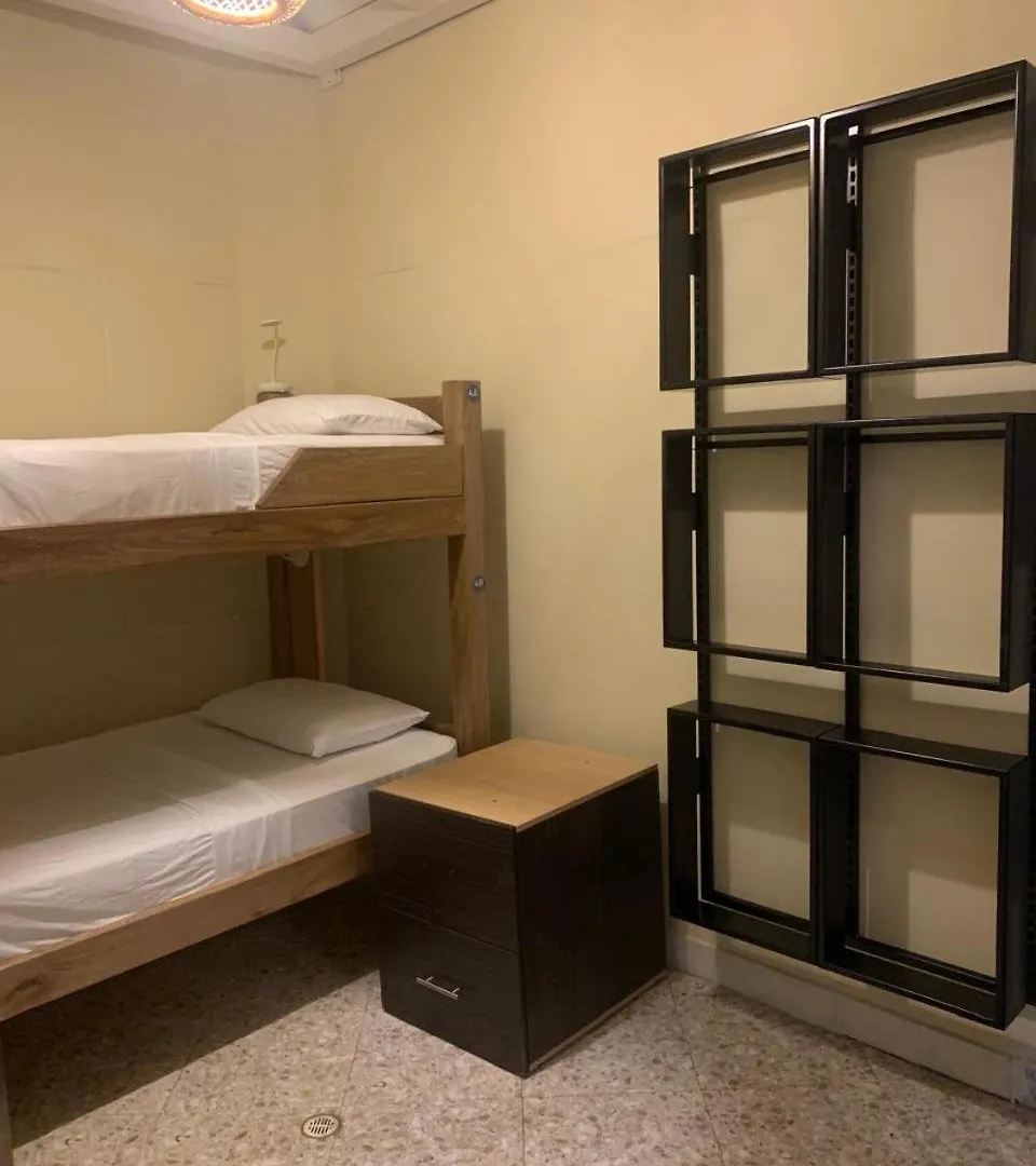 Lucca Hostel מדיין 0*,